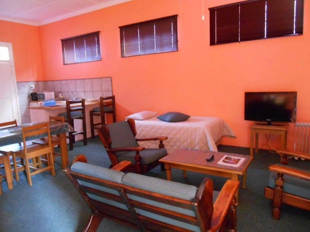 Graaff-Reinet Obesa Lodge מראה חיצוני תמונה